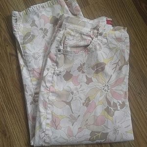 5/$25 Gloria Vanderbilt capri's